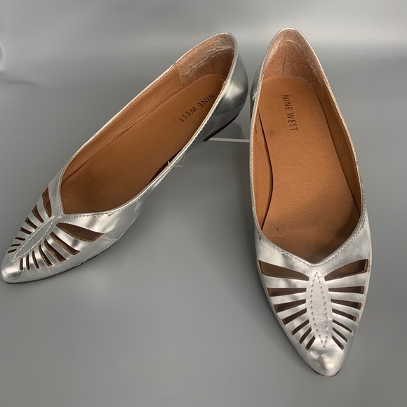 Nine West Silver Laser Cutout Flats Taupazl 1 Size 6 Gently Worn - Picture 5 of 9